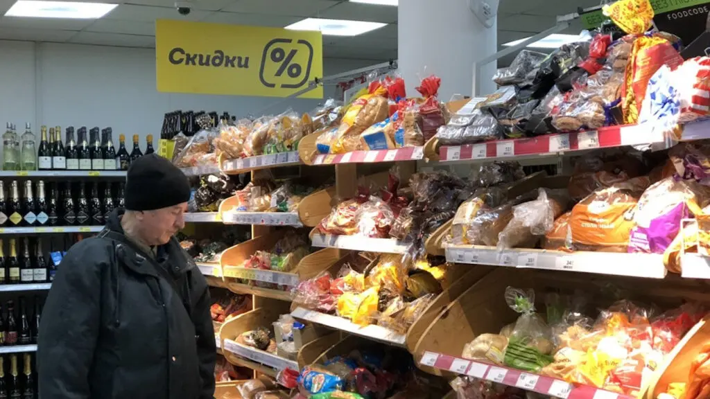 Rușii mănâncă mai puțin. Statistica arată o scădere drastică a vânzărilor la alimente de bază