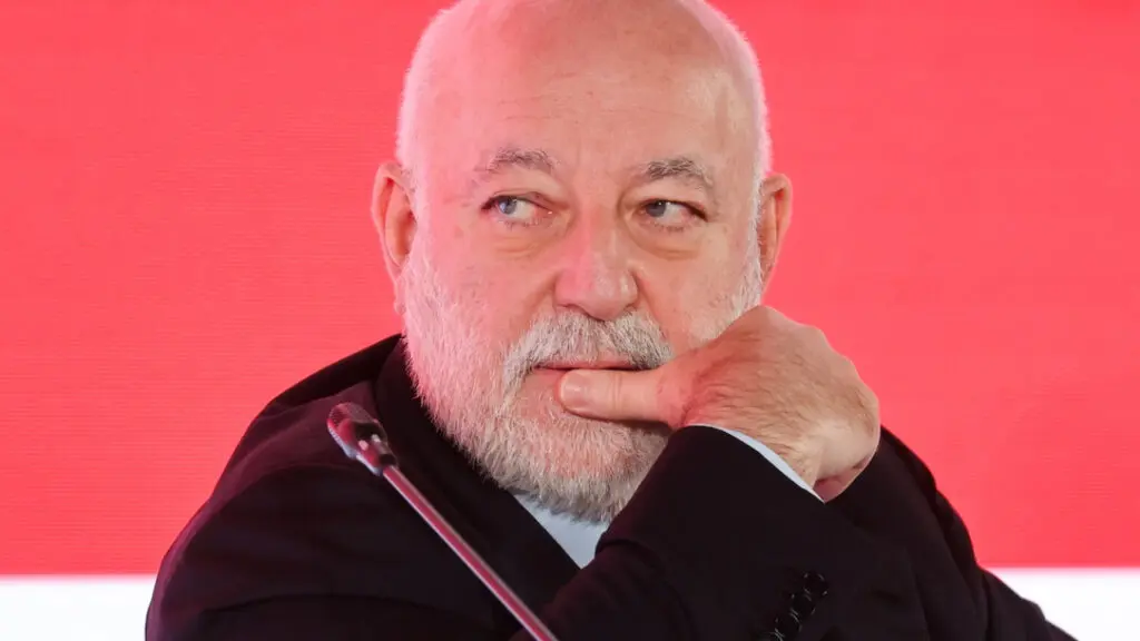 Oligarhul rus, Viktor Vekselberg,  vrea control total: profiturile bancare să ajungă la stat