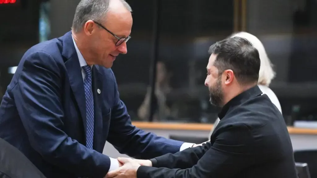 Merz l-a sunat pe Zelenski să-i ceară să nu le mai dea voie bărbaților tineri să fugă în Germania: „Să-şi facă datoria în ţara lor”