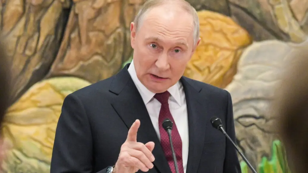 «А что происходит-то?» Путин отказался понимать, почему Трамп ввел санкции против «Роснефти» и «Лукойла»