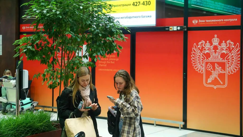 Russians returning from abroad, deprived of internet and SMS in the first 24 hours