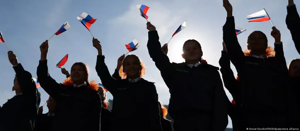 Новогодний марафон в России: что детям рассказывают о войне