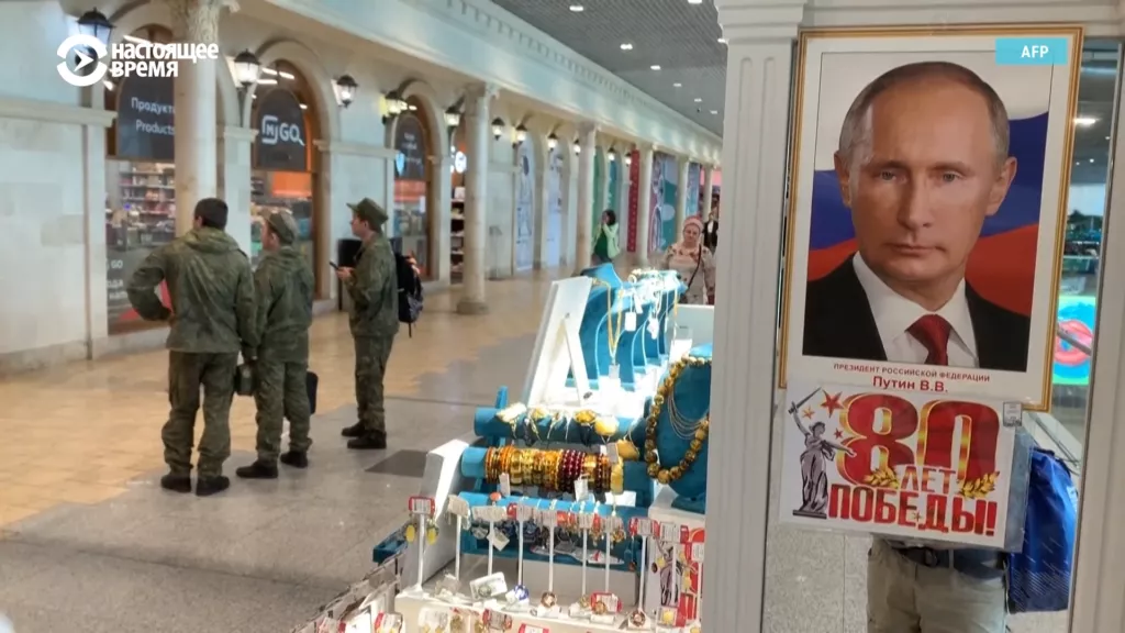 В РФ прибыл рейс с депортированными из США россиянами, мужчинам вручили повестки в военкомат