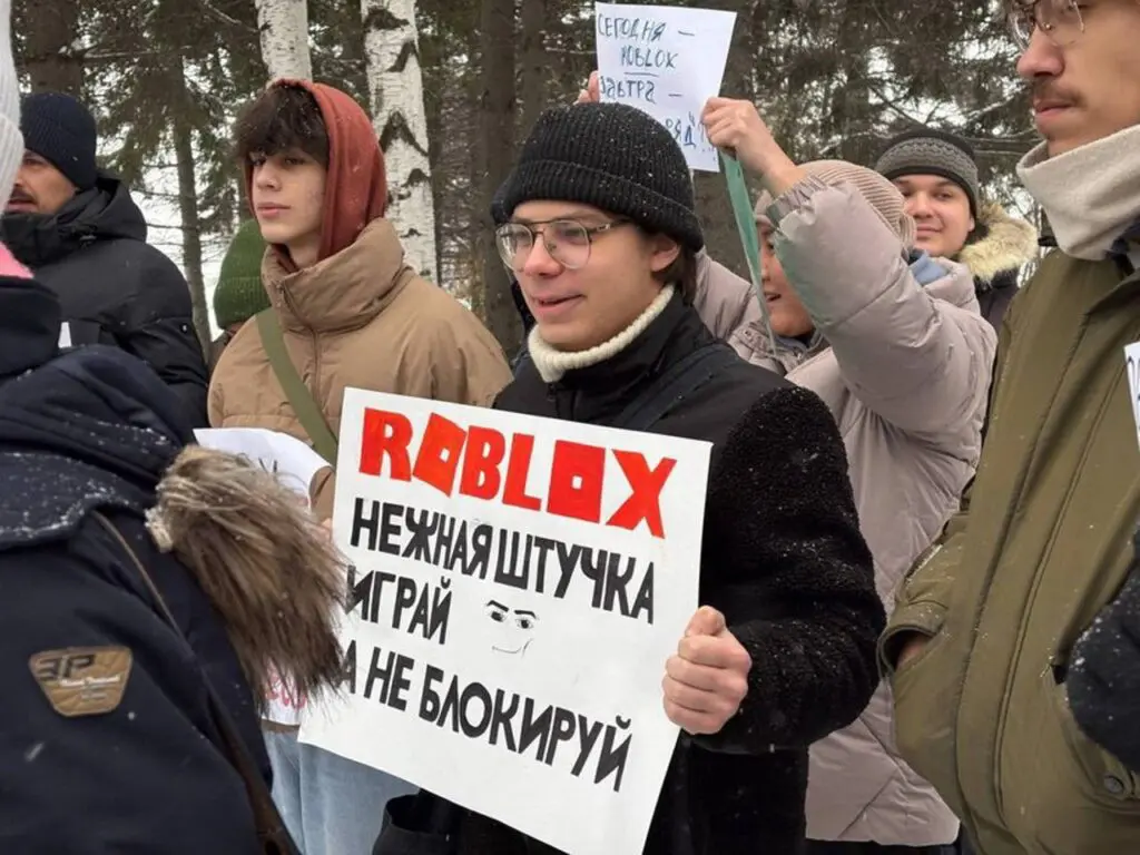 Tomsk: Rușii protestează împotriva interzicerii platformei de jocuri Roblox