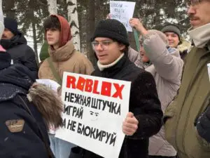 Tomsk: Rușii protestează împotriva interzicerii platformei de jocuri Roblox