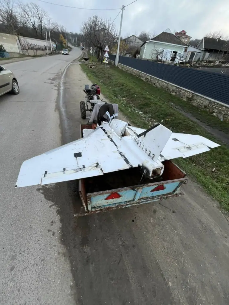 Un bărbat din Pepeni, Sângerei, a găsit o dronă rusească pe câmp. I-a scos motorul, a pus-o într-o remorcă şi a plimbat-o prin sat