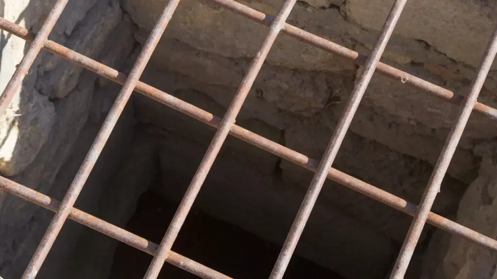 Десятки отказавшихся участвовать в войне российских солдат заперли в подвале под Мариуполем