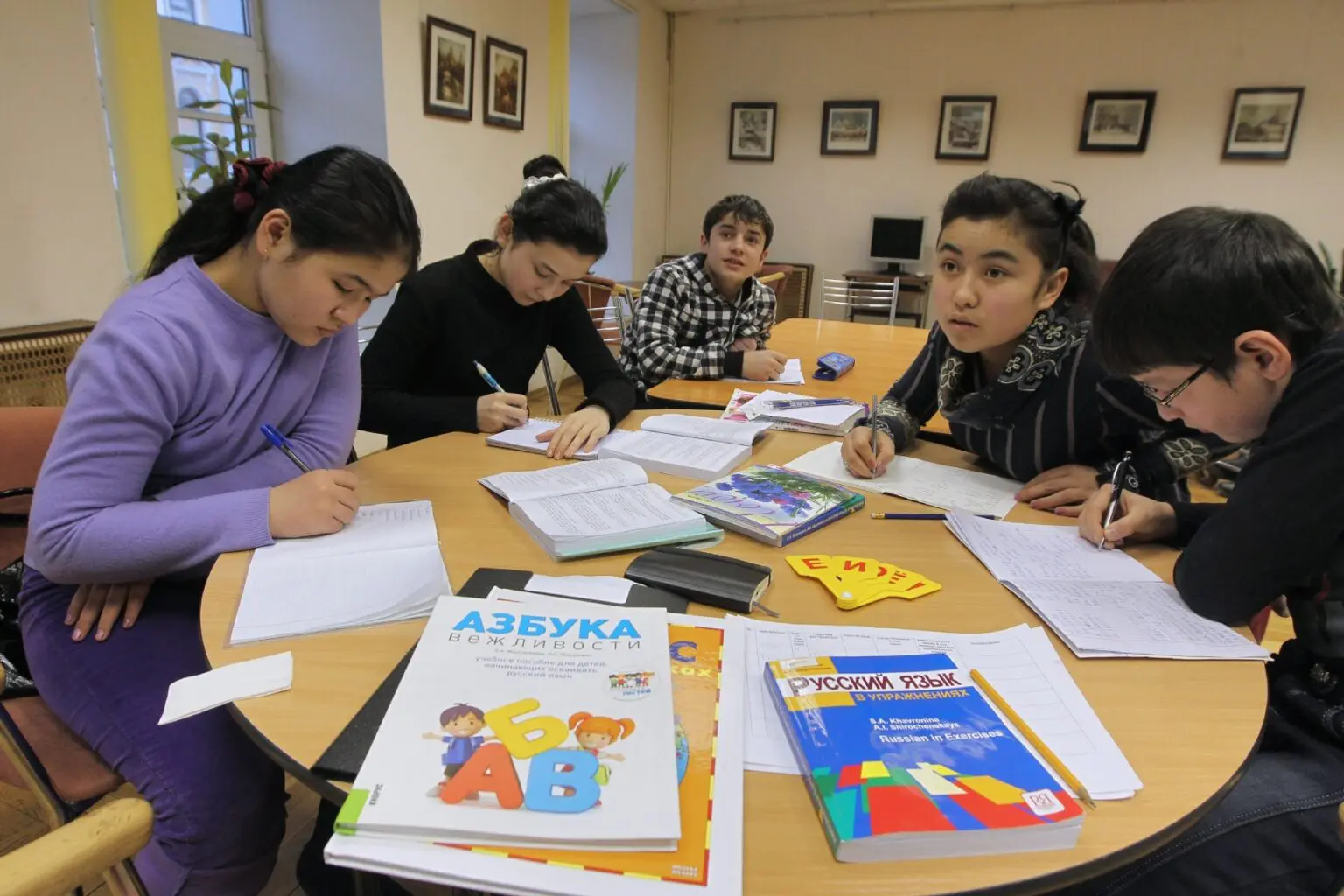 Детей трудовых мигрантов, достигших совершеннолетия, обяжут покинуть Россию, если они не получат свой патент