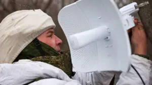 „Au rămas stațiile, cablurile și porumbeii”. Armata rusă pierde putere de foc și 200 km² după oprirea Starlink