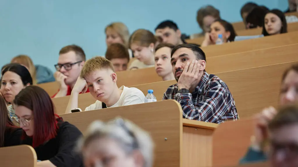 Zeci de universități din Rusia recrutează studenți pentru război