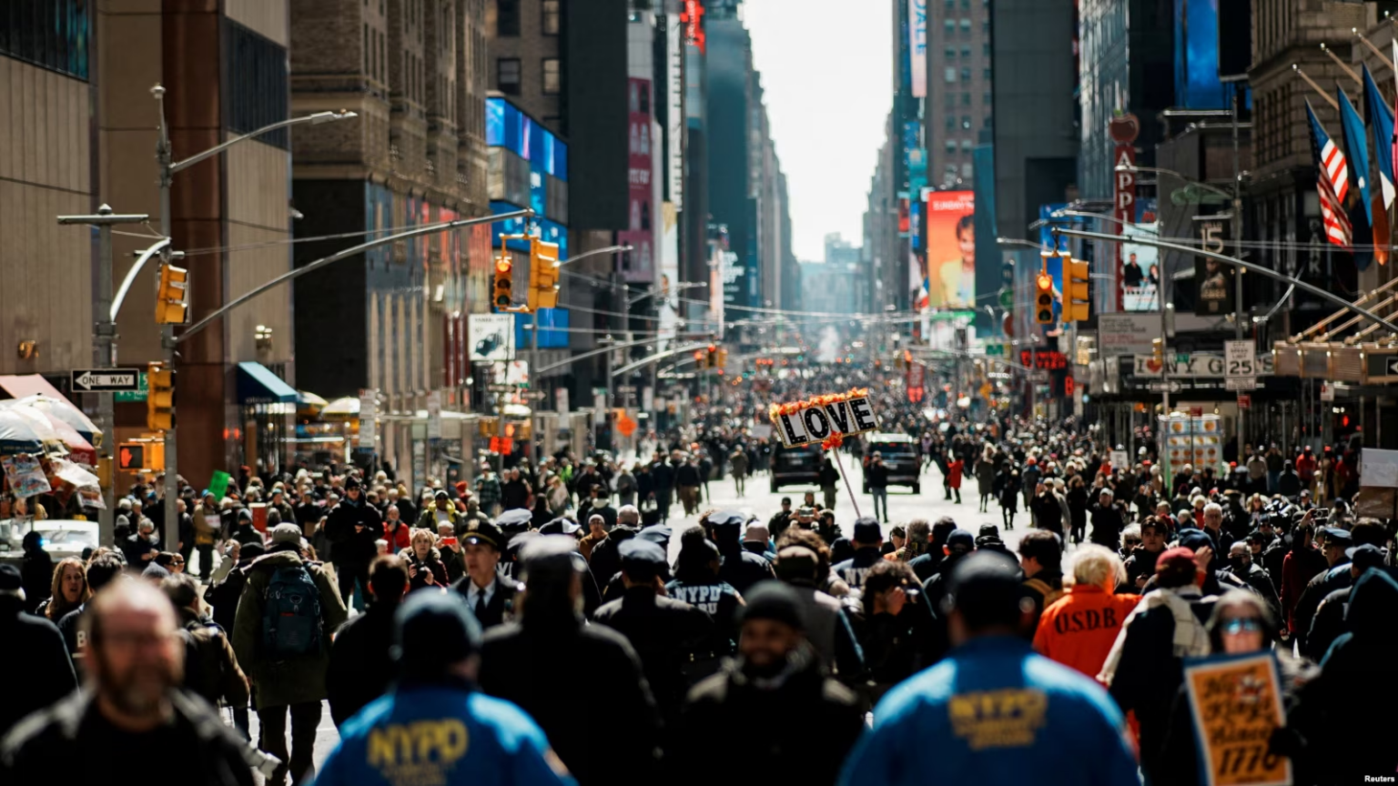 В США несколько миллионов человек протестовали против политики Трампа