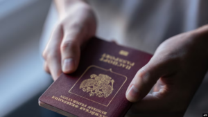 Финляндия станет одиннадцатой европейской страной, запретившей въезд россиянам с пятилетними паспортами