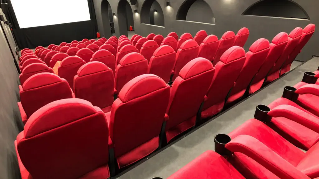 «Чего рот разеваем?». Путин потребовал «как можно быстрее» ограничить россиянам иностранное кино