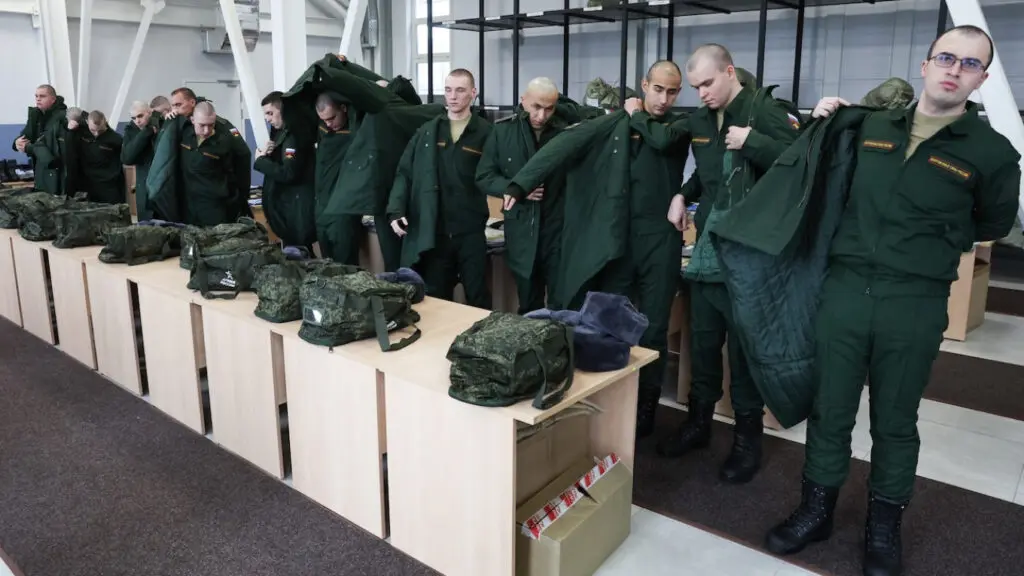 Призывники начали массово получать запрет на выезд из России за неявку в военкомат