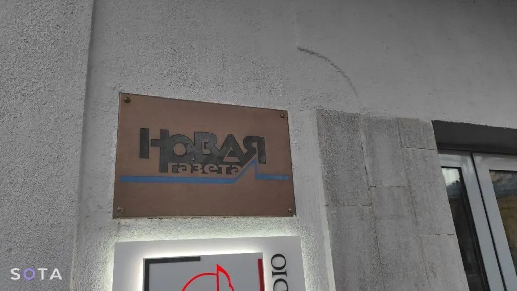 Regimul de la Kremlin a trimis mascații să percheziționeze redacția ultimului ziar independent din Rusia. Care sunt acuzațiile