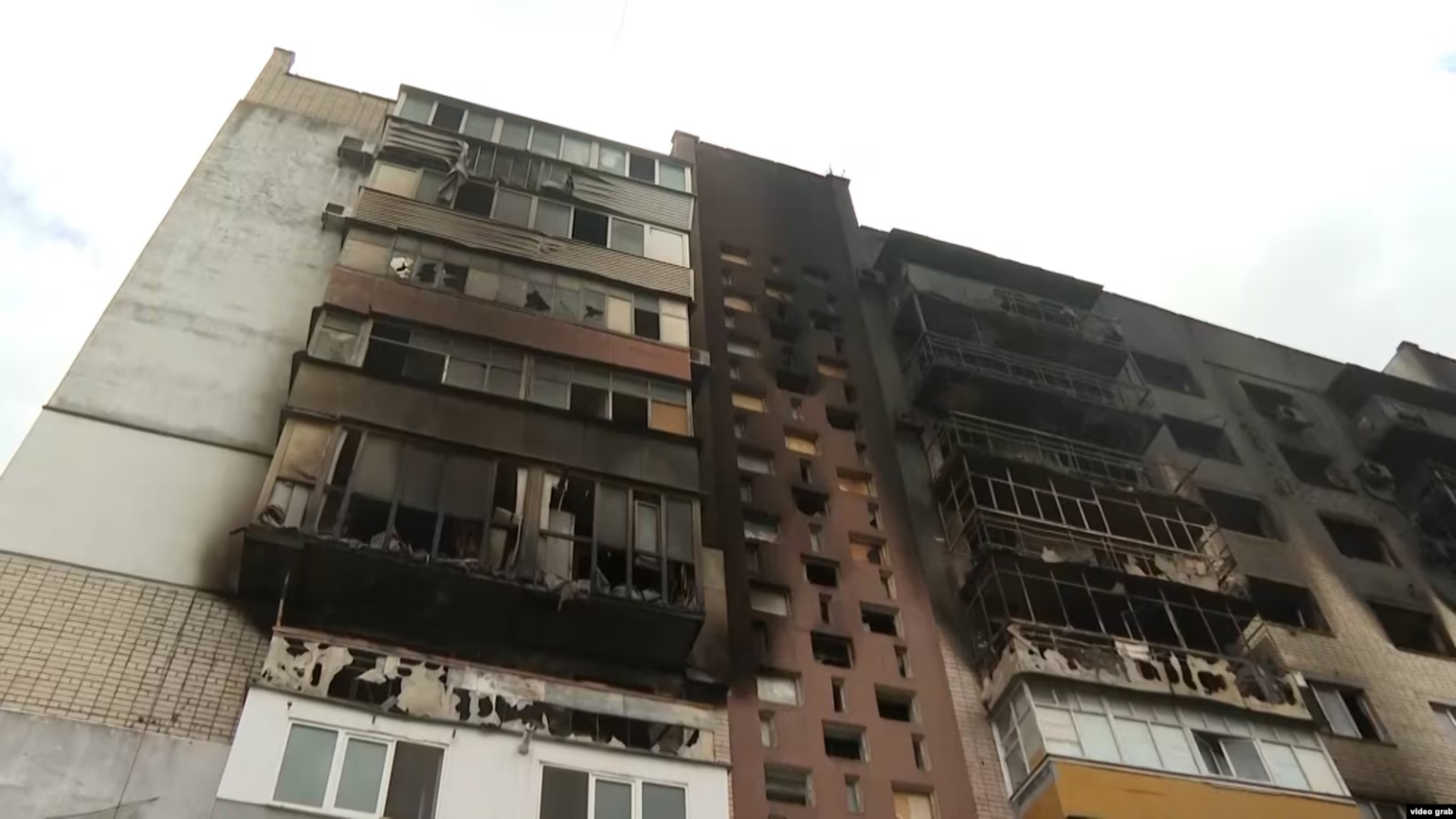 (ВИДЕО) «Более 70 дронов влетело в наш дом –это геноцид». Как в Херсоне живут под российскими атаками