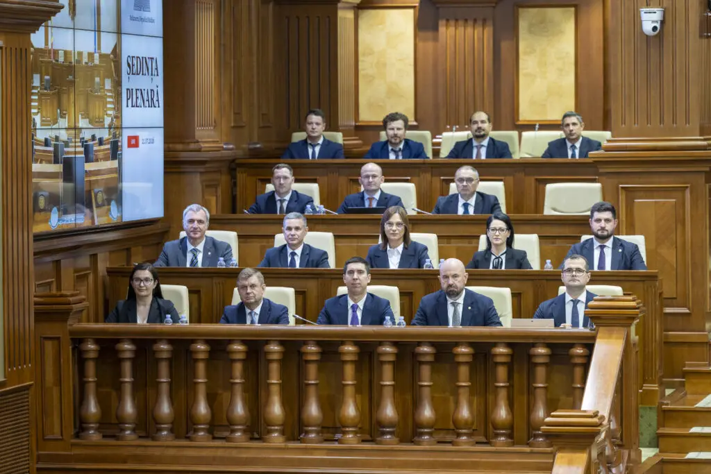După aproape 10 ore de dezbateri, Guvernul Tofan a primit votul de încredere al Parlamentului