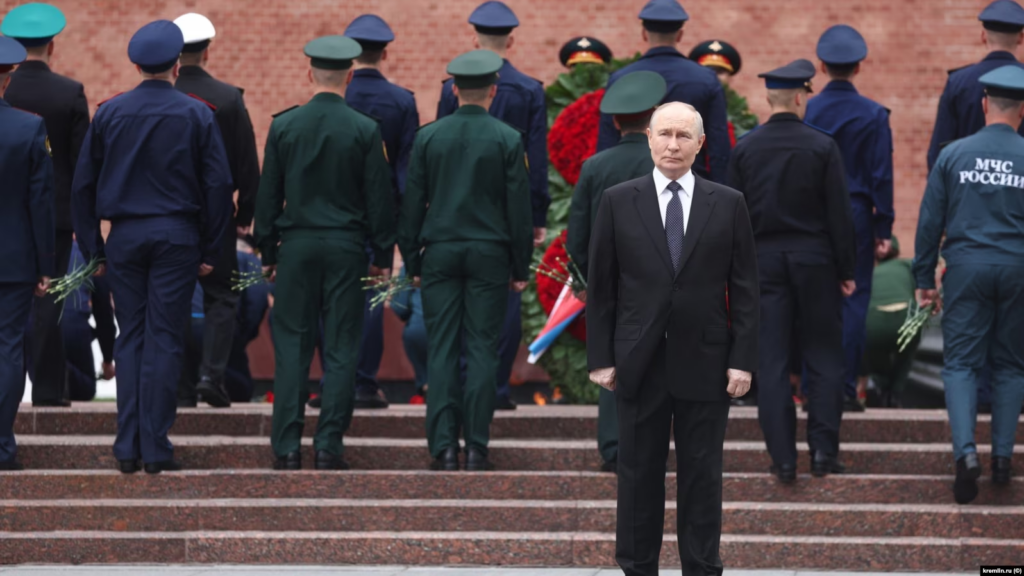 «Идея, что надо прекращать войну, реально овладела и массами, и элитой». Что говорят опросы и эксперты о настроениях в российском обществе