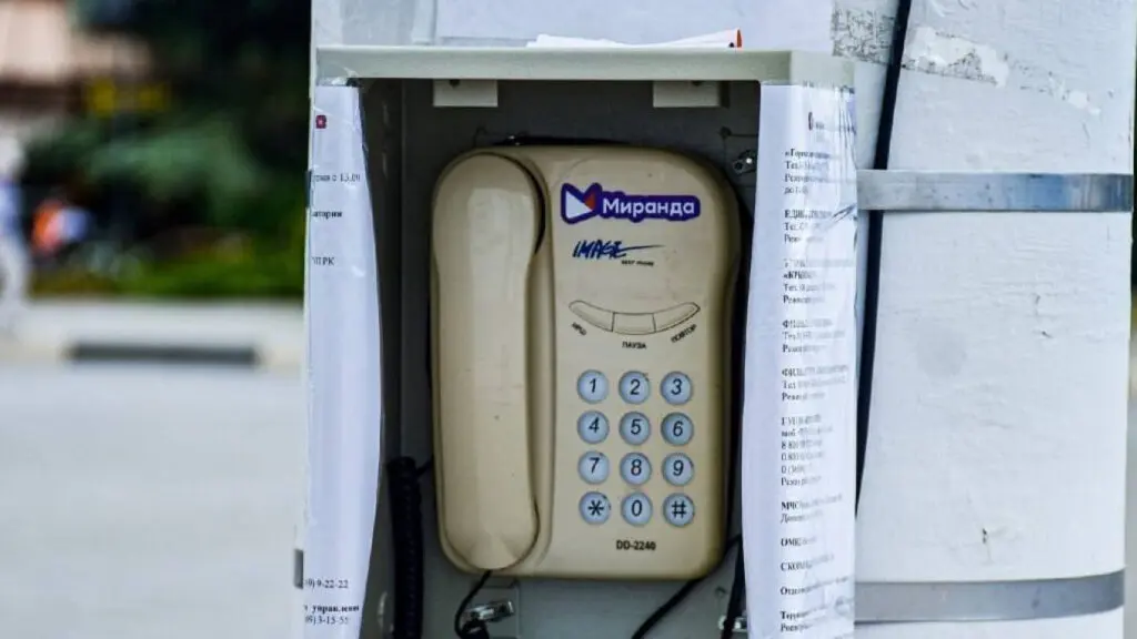 În Crimeea au reapărut telefoanele publice. Penele de curent și blocarea rețelelor mobile lasă oamenii fără comunicații