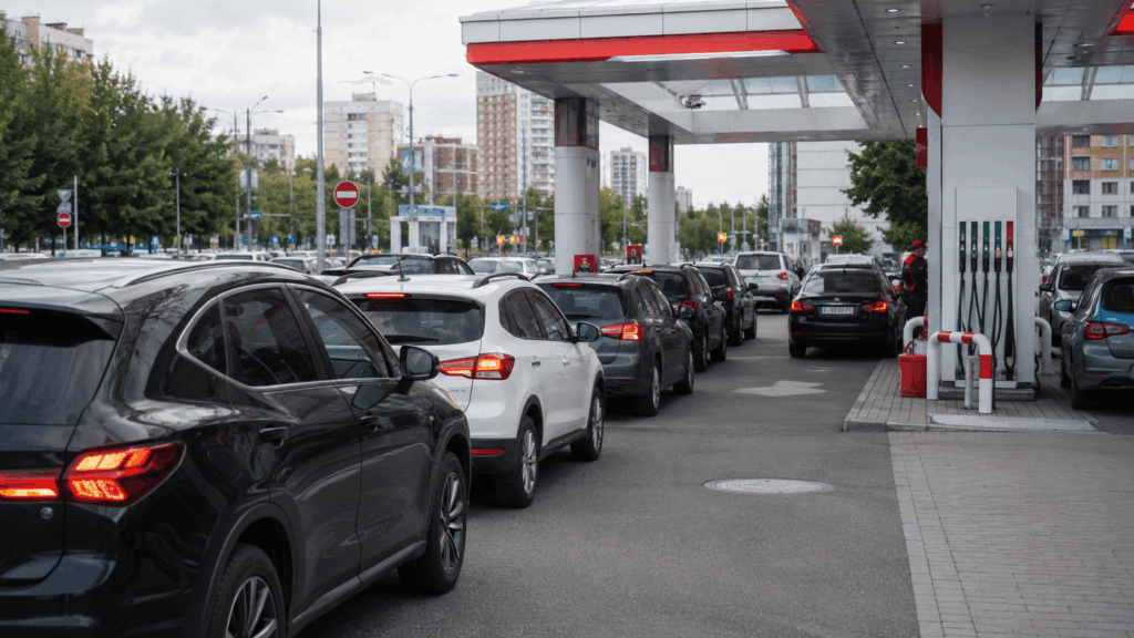Moscova rămâne fără benzină. La stațiile de alimentare s-au introdus limite de vânzare per client