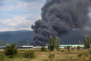 Sute de oameni evacuați din cauza unor explozii puternice la un obiectiv militar din Bulgaria. Populația a fost rugată să nu iasă din case