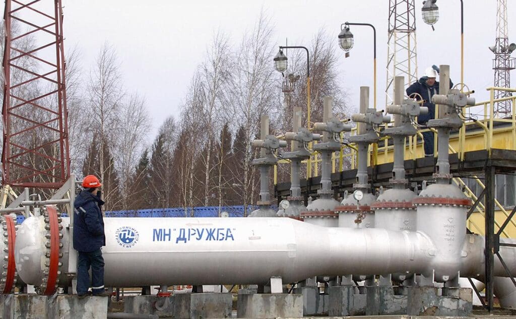 Глава МИД Венгрии заявил о приостановлении поставок нефти из России из-за удара ВСУ по нефтепроводу «Дружба»
