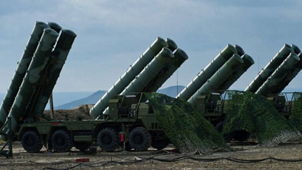 Rusia menține cheltuielile militare la cote record și în 2026, în ciuda negocierilor de pace