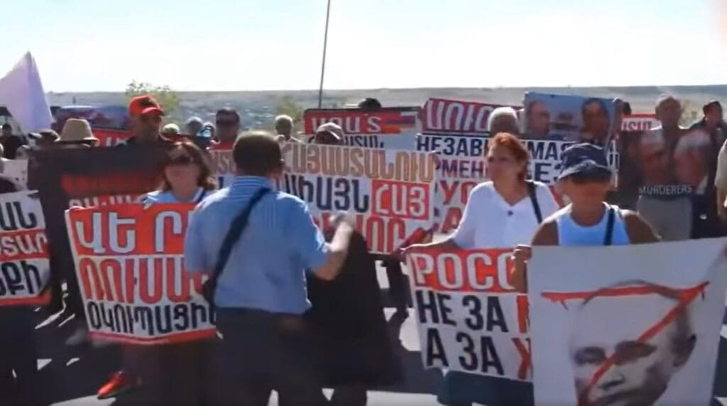 Протест у российской военной базы в Армении
