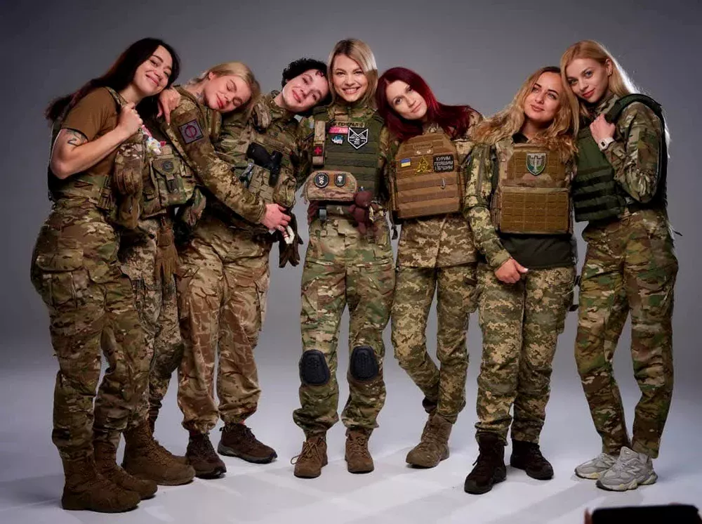 Soții, mame, luptătoare, activiste: femeile mileniale care mențin Ucraina în funcțiune