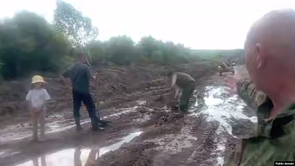 (ВИДЕО) «Просто невозможно тут жить». Россиян преследуют за жалобы на чиновников