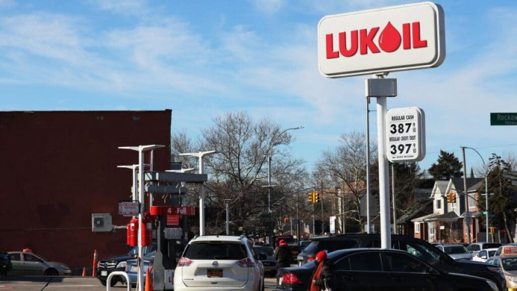 Începe războiul pentru controlul Lukoil. SUA anunță că-l vor ancheta pe misteriosul cumpărător, un acolit „incognito” al lui Putin