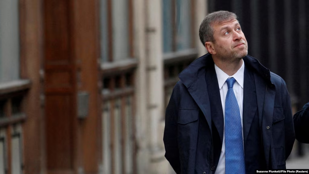 Британия грозит судом Роману Абрамовичу, если он не отправит деньги от продажи «Челси» на помощь Украине