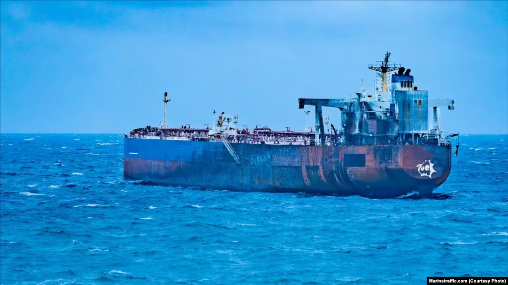 Танкер «теневого флота», атакованный дронами ВСУ, сел на мель