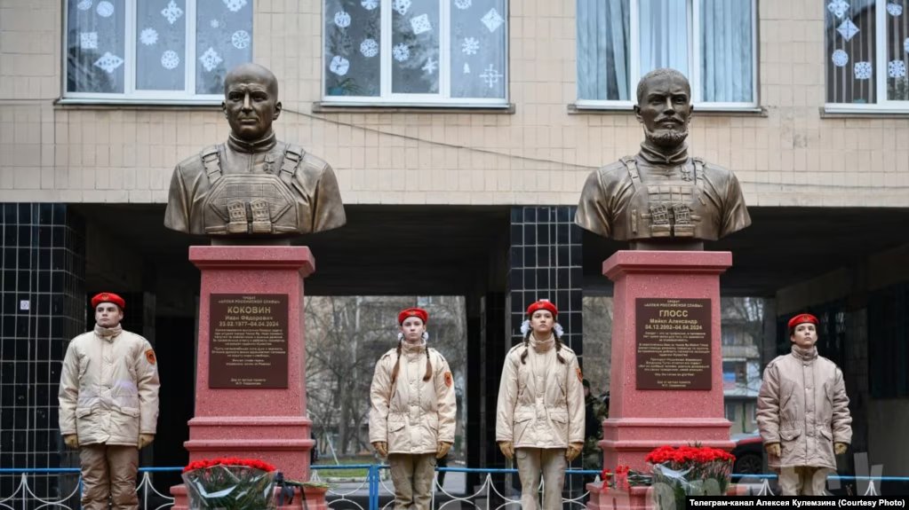 В Донецке установили бюст Майкла Глосса, сына замдиректора ЦРУ