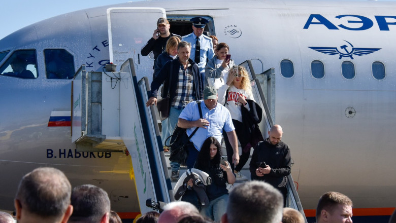 Rușii expulzați din Statele Unite sunt înrolați de Rusia pe aeroportul din Moscova, imediat după aterizare