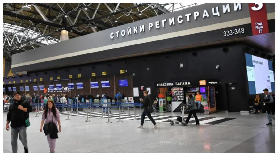 Haos pe aeroporturile din Moscova: aproape 200 de zboruri afectate de atacul cu drone