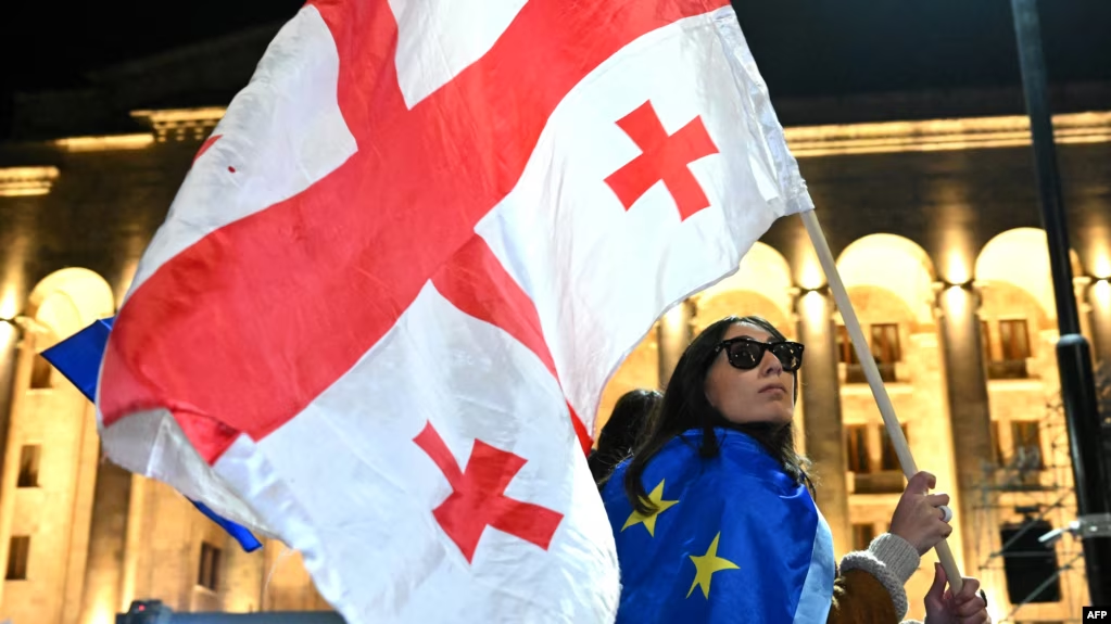 «Меры могут быть распространены на все население». Еврокомиссия объявила о приостановке безвиза для владельцев диппаспортов Грузии