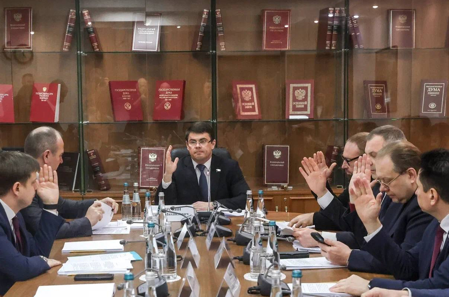 Воровство, любовницы и гражданство США: как живут члены IT-комитета Госдумы, строящие «цифровой ГУЛАГ» под предлогом защиты ценностей