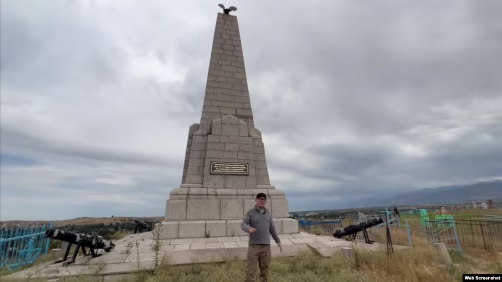 В Казахстане полиция возбудила уголовное дело о вандализме из-за надписи «Путин – чмо» на памятнике