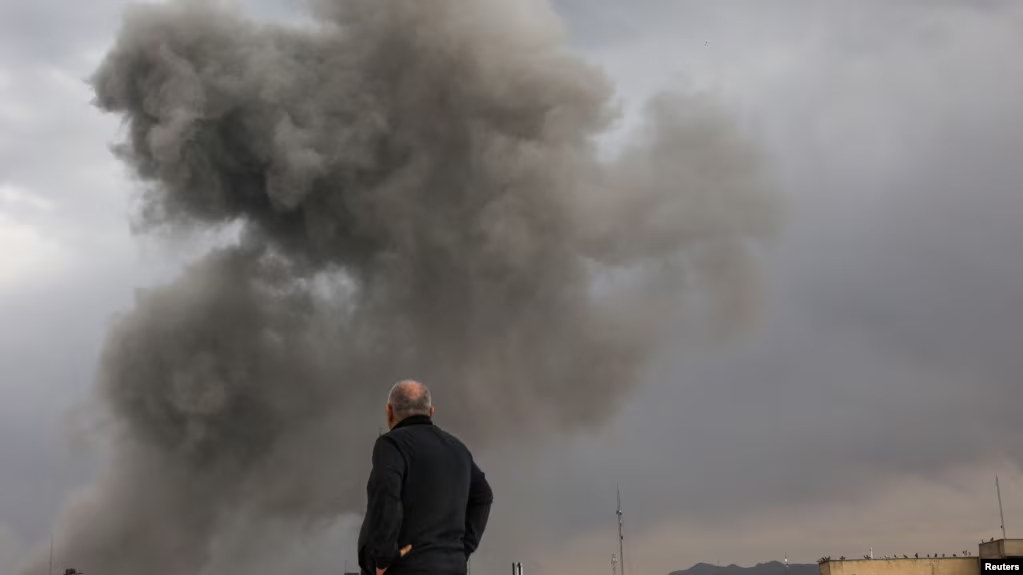 «Ситуация неопределенности, реальная власть в руках КСИР». Что ожидает Иран после гибели Хаменеи