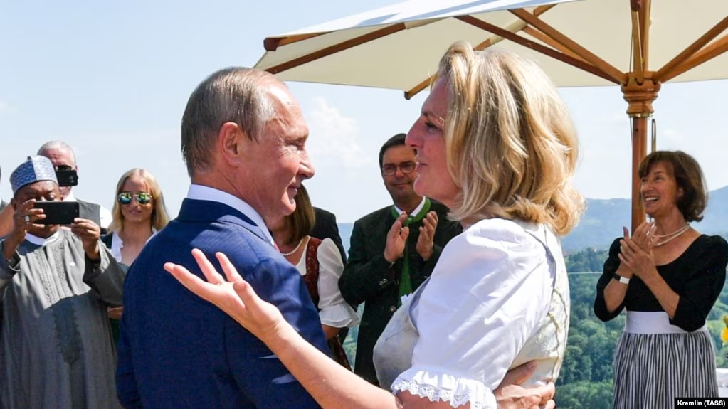 «Здесь свобода, не нужно ходить с радужными флажками». Кто из европейских политиков участвует в российской пропаганде