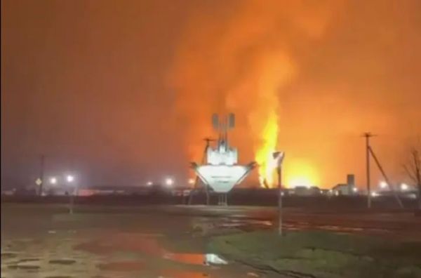 (ВИДЕО) «Там ужасно бомбануло». Украинские беспилотники атаковали нефтебазу в Армавире