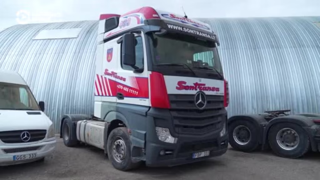 «Сумма сумасшедшая». Беларусь начала выпускать из страны задержанные литовские грузовики, но требует за них большие деньги