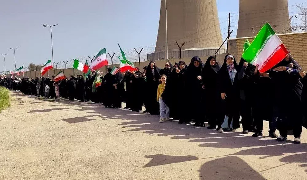 VIDEO // Cum își protejează iranienii infrastructura critică: lanțuri umane s-au format la centrale electrice şi pe poduri