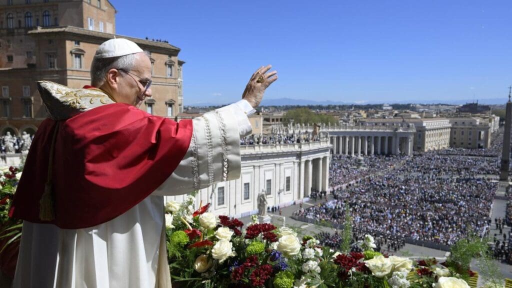 On his first Easter as Pope, Leon XIV asks world leaders to lay down their arms: “Choose peace”