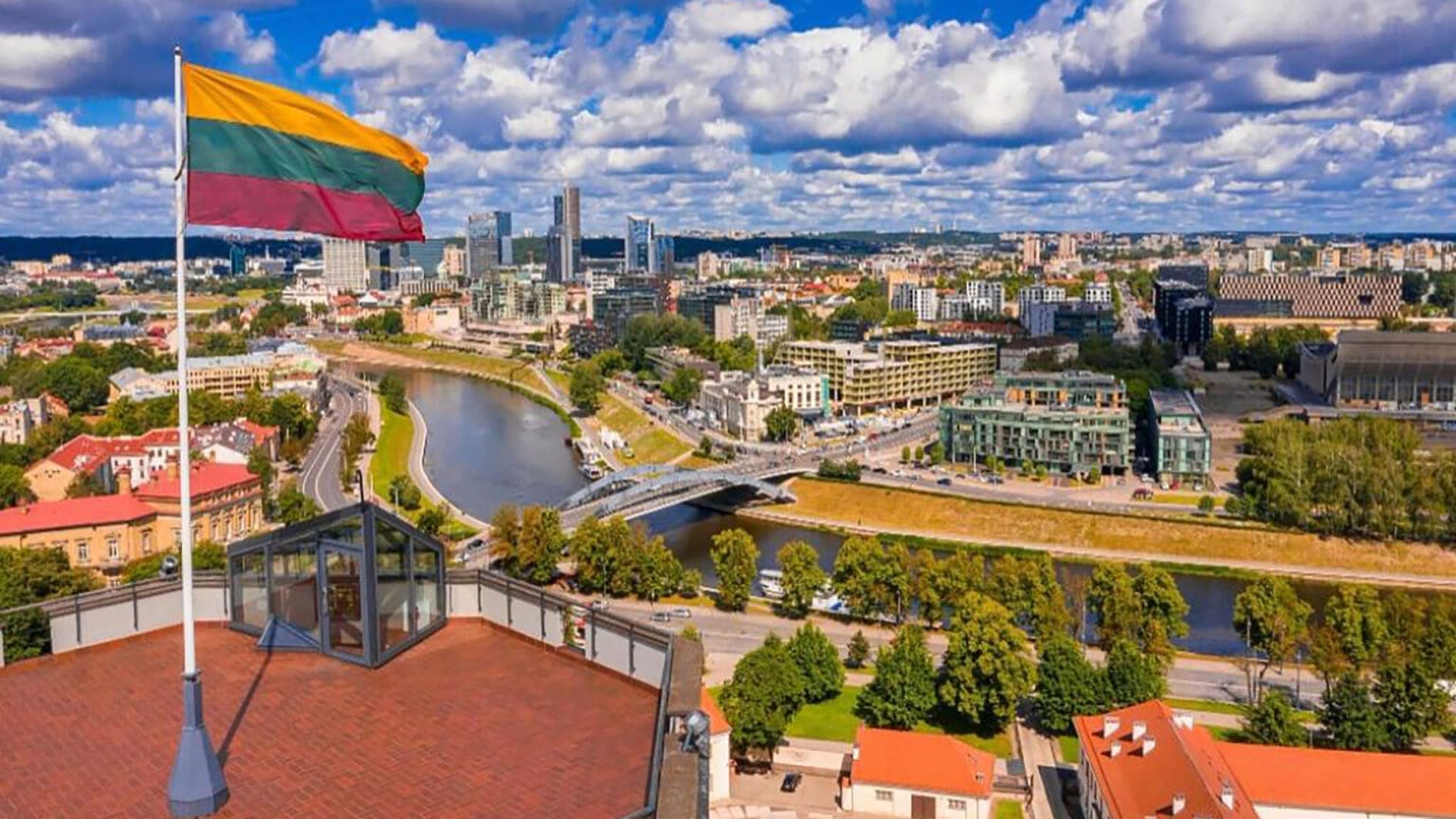 Președinta și premierul Lituaniei, evacuați. Populația – îndemnată să se adăpostească. Zborurile au fost suspendate