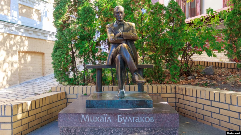 «Болванчики русского мира». Соцсети – о сносе памятника Булгакову
