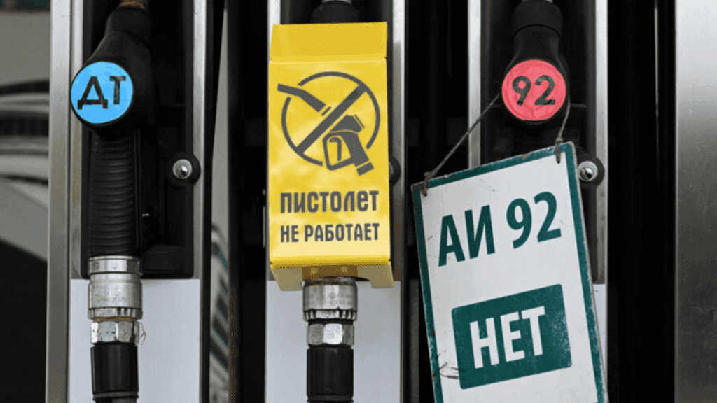 Власти аннексированного Севастополя прекратили продажу бензина, отменили паромное сообщение и ввели дневной режим работы