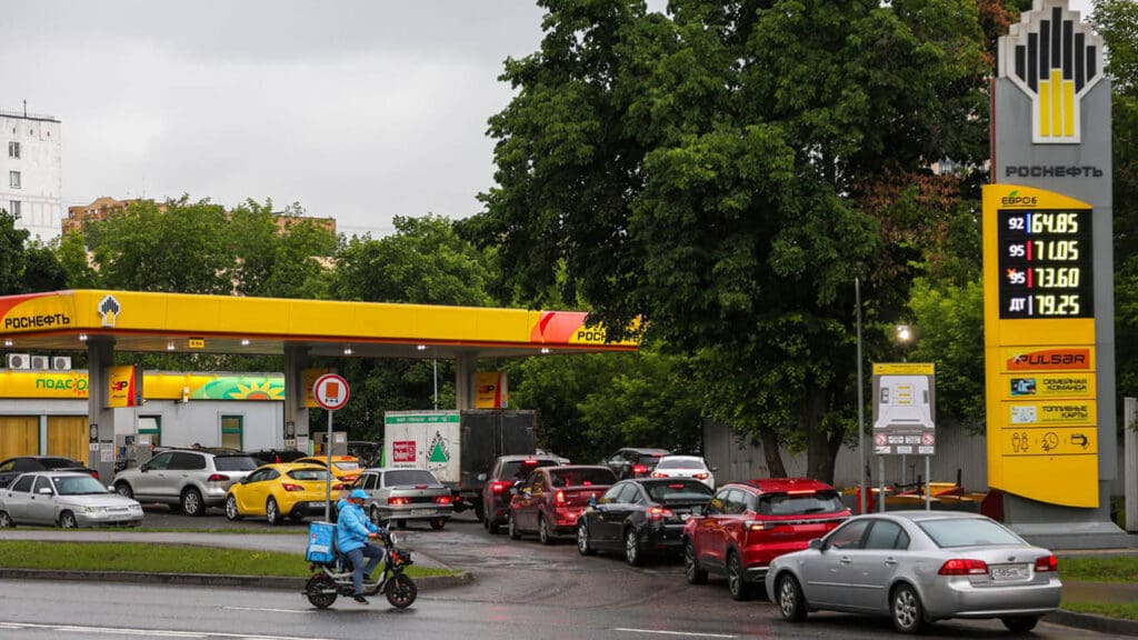 VIDEO // Chaos at Russian gas stations. Russians have resorted to fighting over fuel, after Ukrainian drones hit Putin’s refineries. “Stop this senseless conflict”