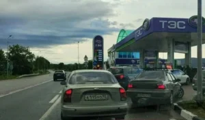 Criză de combustibil în Crimeea ocupată. Autoritățile ruse au suspendat vânzarea benzinei pentru populație și firme. Tot mai multe produse dispar de pe rafturile magazinelor